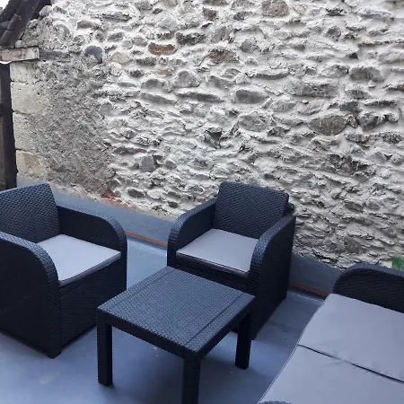 Au Pied De L'aubrac Apartment